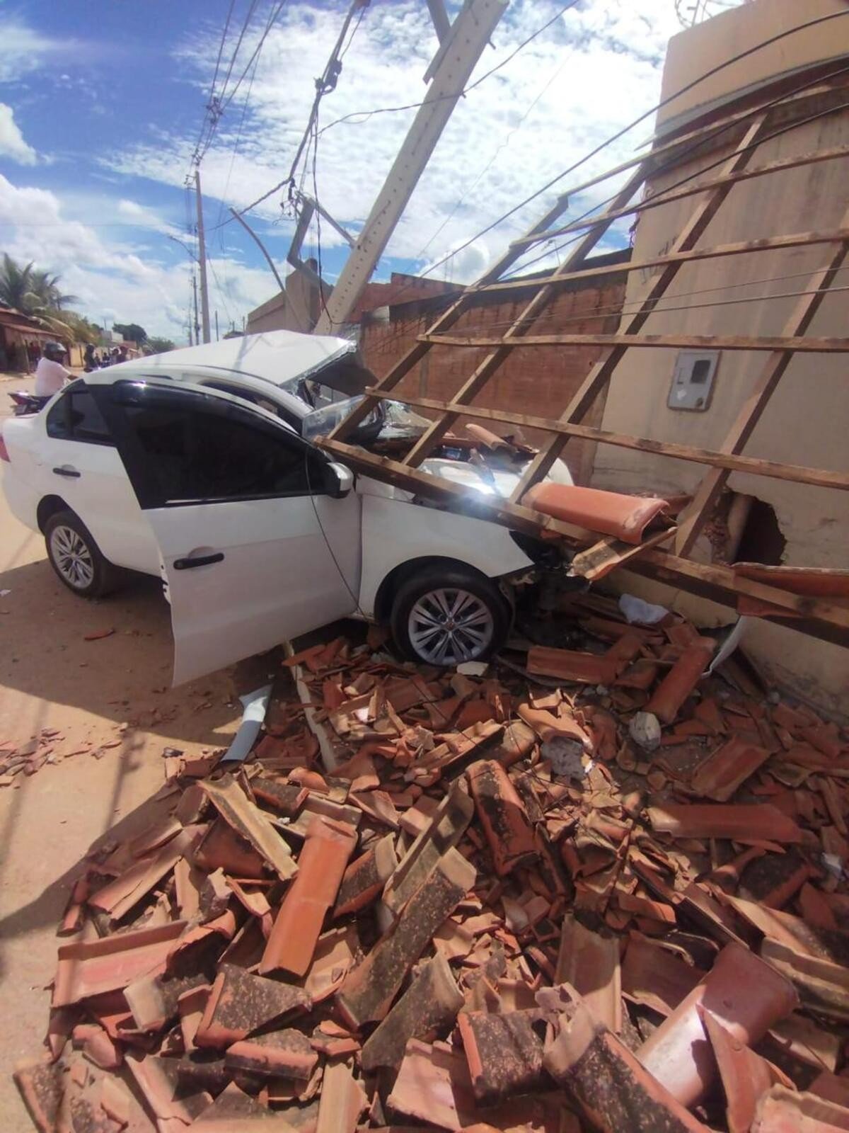 Vídeo: Dois homens morrem após carro bater em pilares de imóvel e poste, em Capitão Enéas