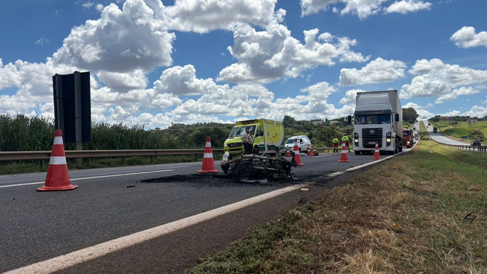 Batida entre moto e veículo utilitário mata uma pessoa na BR-050, em Uberlândia