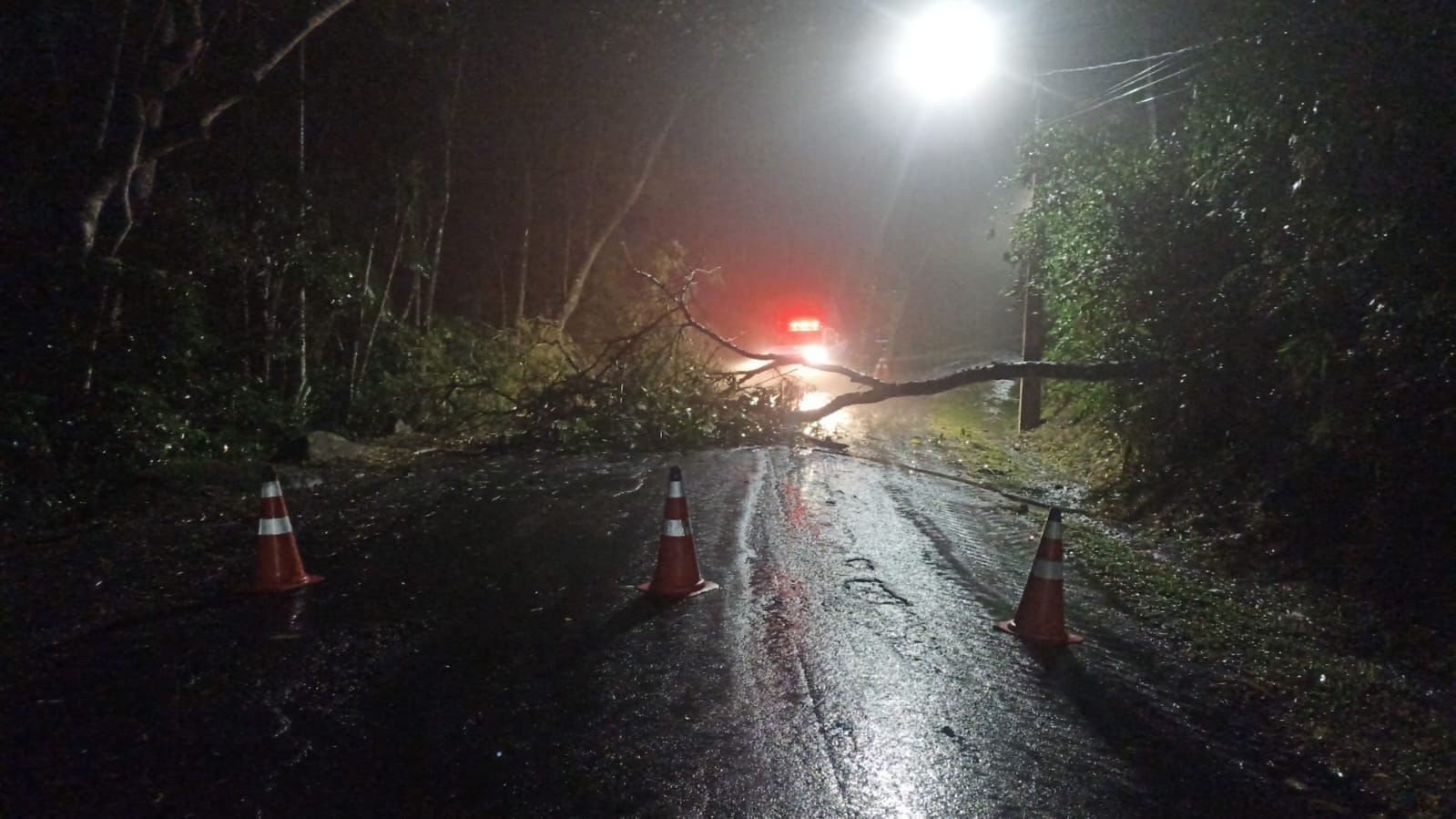 SC tem cidades alagadas, aulas canceladas e transtornos por causa da chuva
