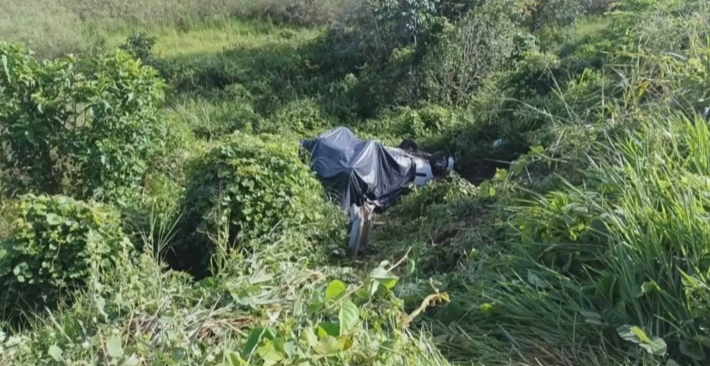 Homem morre e seis pessoas ficam feridas após carro capotar em estrada no sul da Bahia