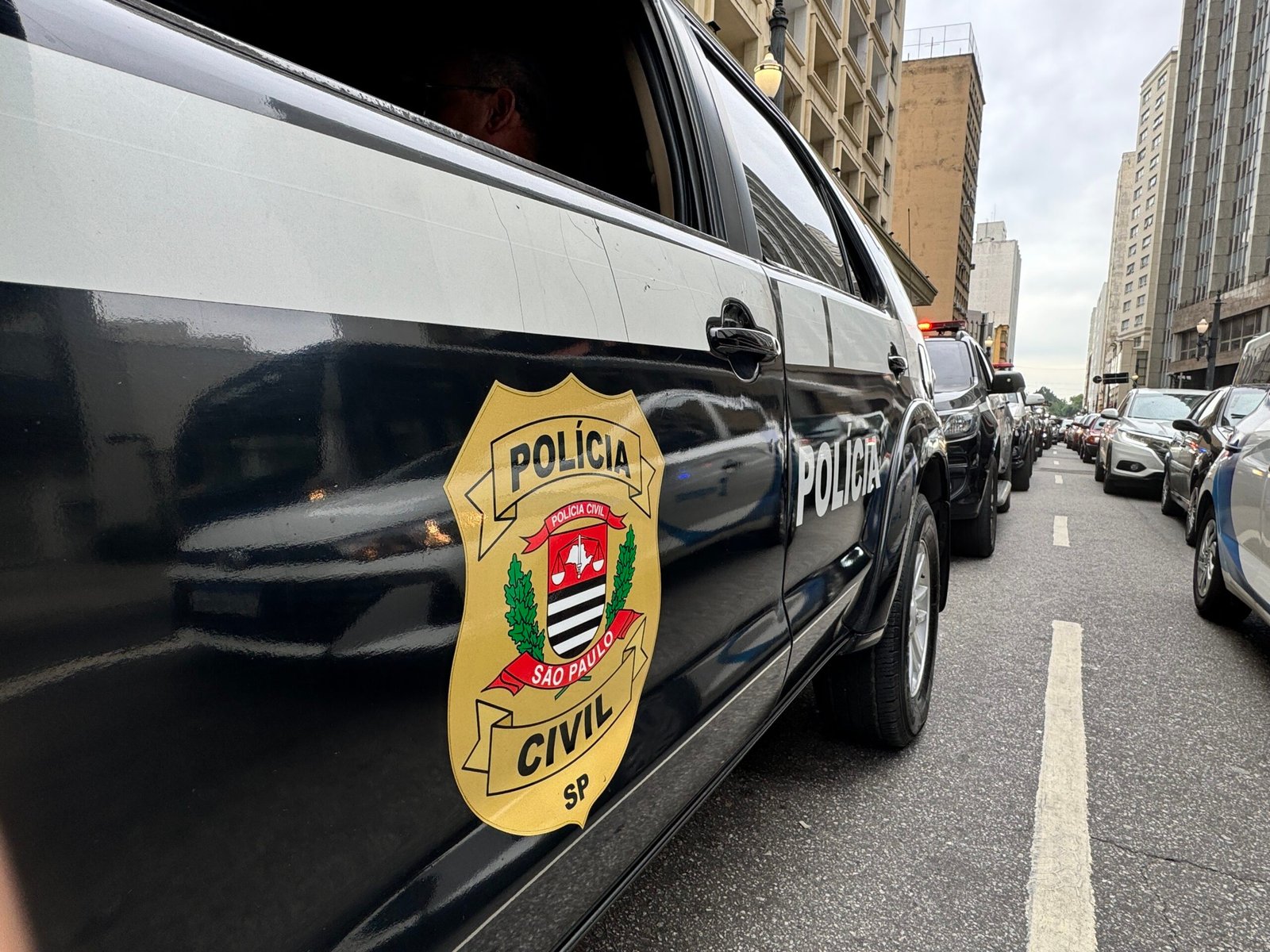Operação prende 4 policiais civis acusados de exigir R$ 1 milhão para não forjar flagrante para prender homem