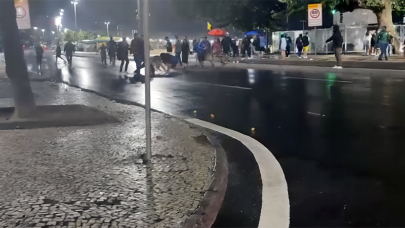 VÍDEO: suspeita de roubo termina em briga generalizada em Copacabana