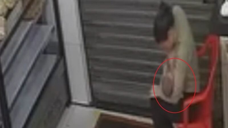 VÍDEO: agente de trânsito amamenta bebê, filho de vítima de tentativa de feminicídio no Sertão de Alagoas
