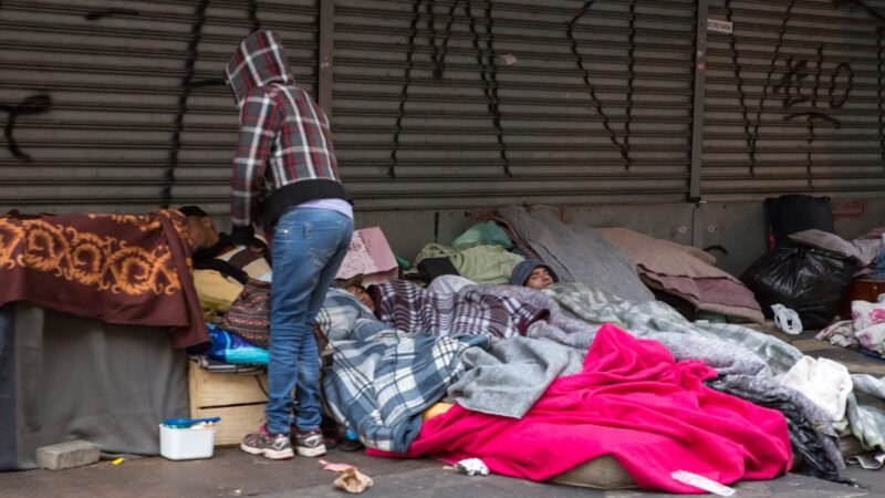 Onda de frio em SP tem 328 moradores em situação de rua levados a albergues em 1ª noite da Operação Baixas Temperaturas