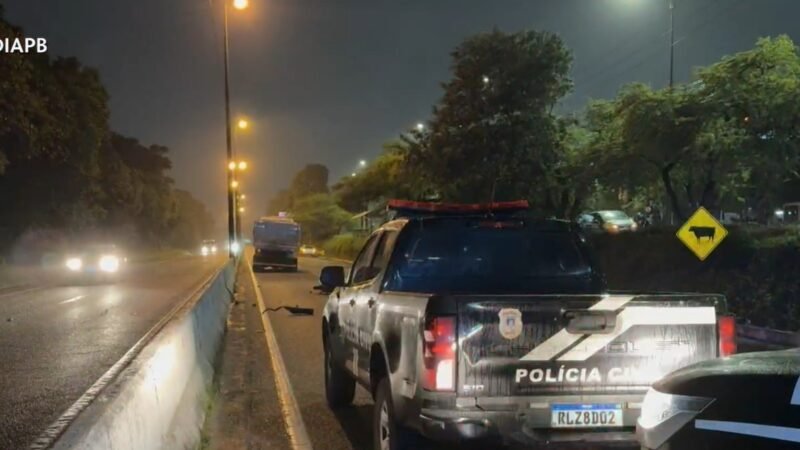 Motociclista morre após colisão traseira com carreta, em João Pessoa