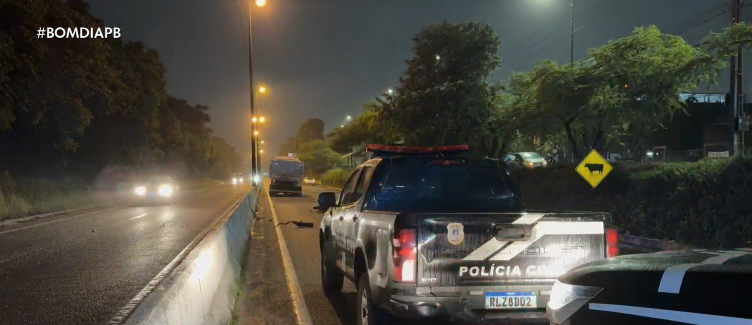Motociclista morre após colisão traseira com carreta, em João Pessoa