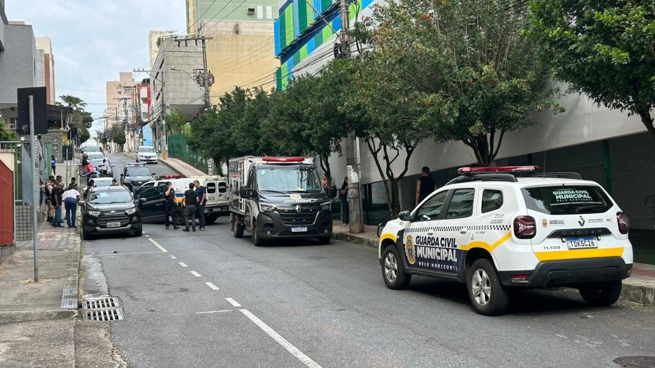 Corpo de mulher morta a tiros por homem em BH é velada na capital