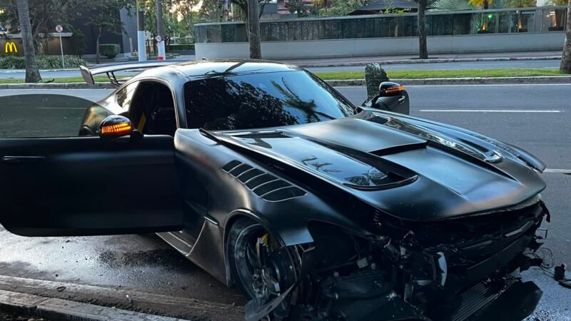 Carro de luxo é encontrado vazio e com som ligado após acidente em Vitória