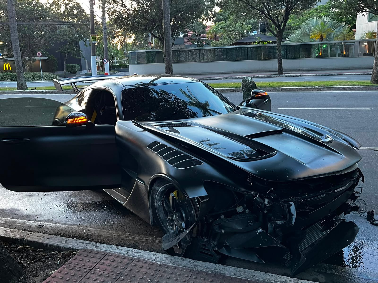 Carro de luxo é encontrado vazio e com som ligado após acidente em Vitória