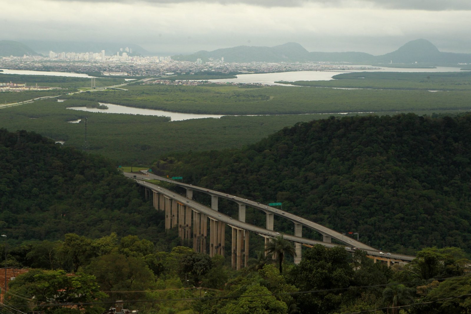 O litoral de SP é vazio? Entenda por que a região concentra apenas 4,7% da população paulista