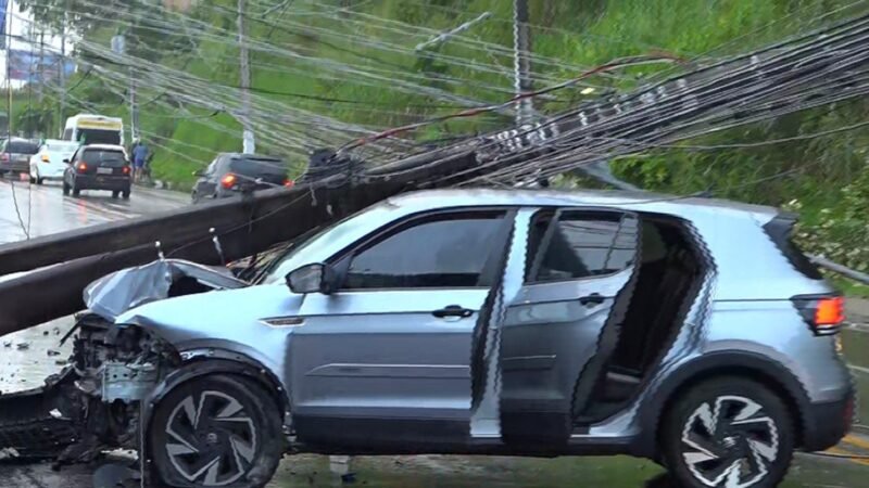 Carro colide contra poste e deixa trânsito lento na Avenida Leste-Oeste, em Maceió
