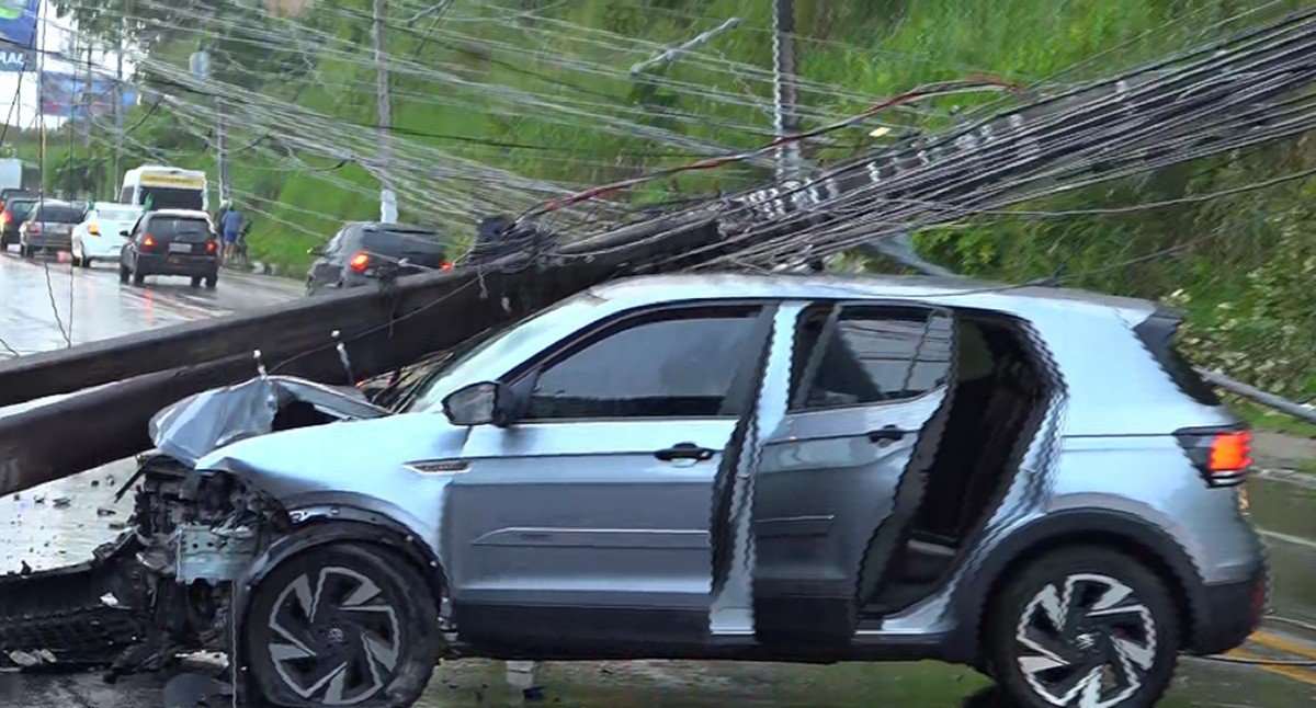 Carro colide contra poste e deixa trânsito lento na Avenida Leste-Oeste, em Maceió