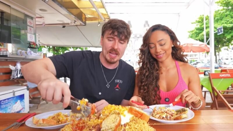 Influenciador viraliza com X-Tudo gigante em praia no litoral de SP: ‘Dá um coro em várias de alta gastronomia’
