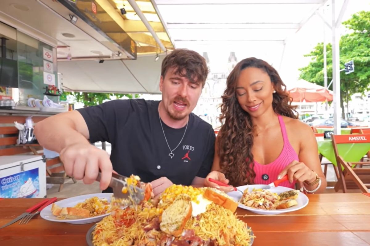 Influenciador viraliza com X-Tudo gigante em praia no litoral de SP: ‘Dá um coro em várias de alta gastronomia’