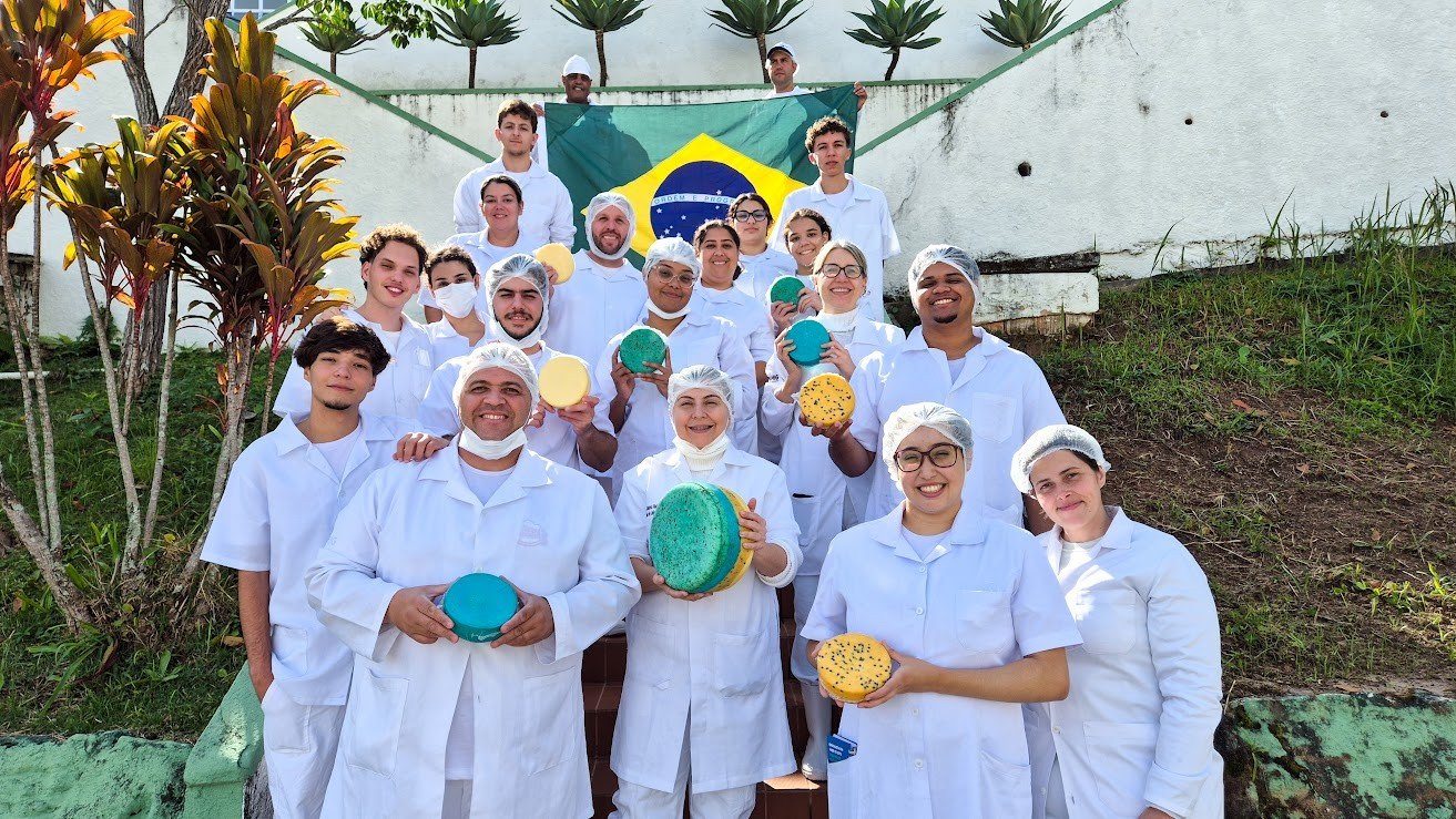 Verde, amarelo e azul: estudantes mineiros criam queijo com as cores do Brasil