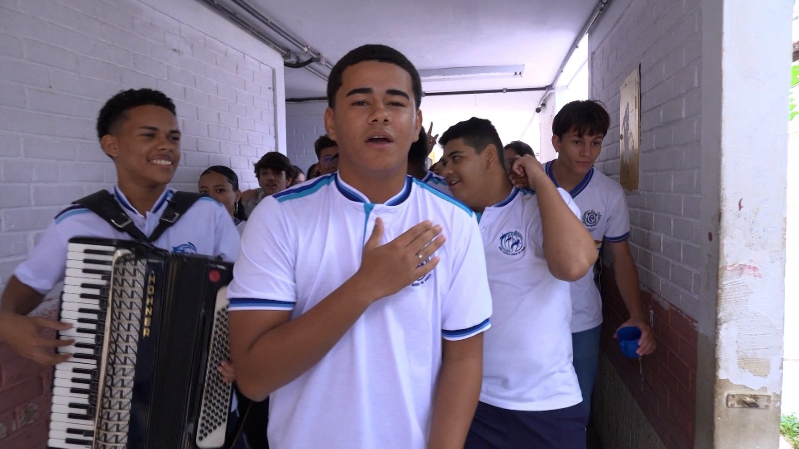 Estudantes de Petrolina viralizam tocando forró e ganham elogio de vocalista do Natiruts