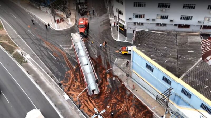 Motorista morre após carreta-cegonha cair de viaduto em Cariacica