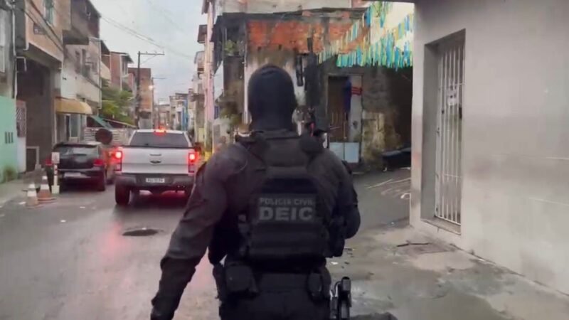 Polícia prende 15 pessoas suspeitas de roubo em farmácias, lavagem de dinheiro e tráfico de drogas e armas