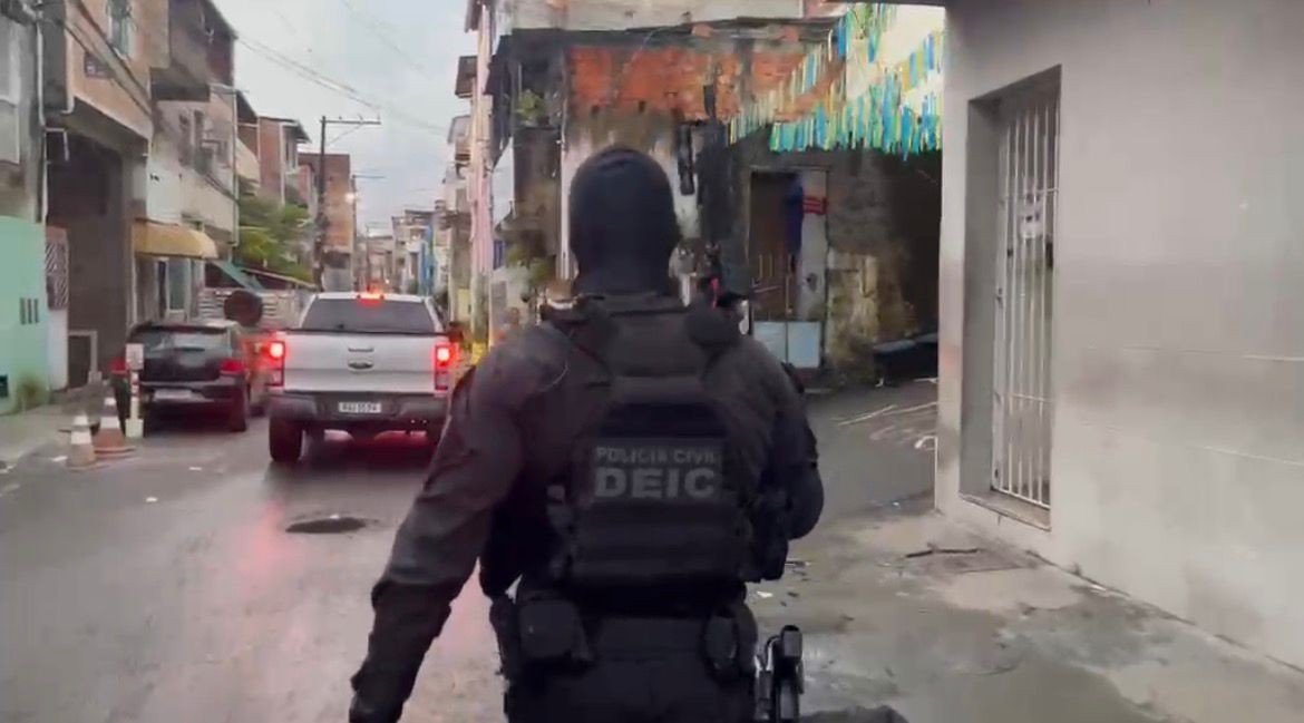 Polícia prende 15 pessoas suspeitas de roubo em farmácias, lavagem de dinheiro e tráfico de drogas e armas
