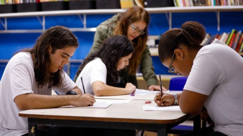 Prefeitura do Rio sanciona lei que cria programa de educação financeira nas escolas municipais