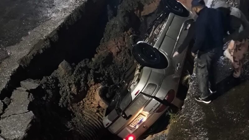 VÍDEO: em noite de chuva, cratera se abre em asfalto de Ribeirão Pires e engole carro; não há feridos