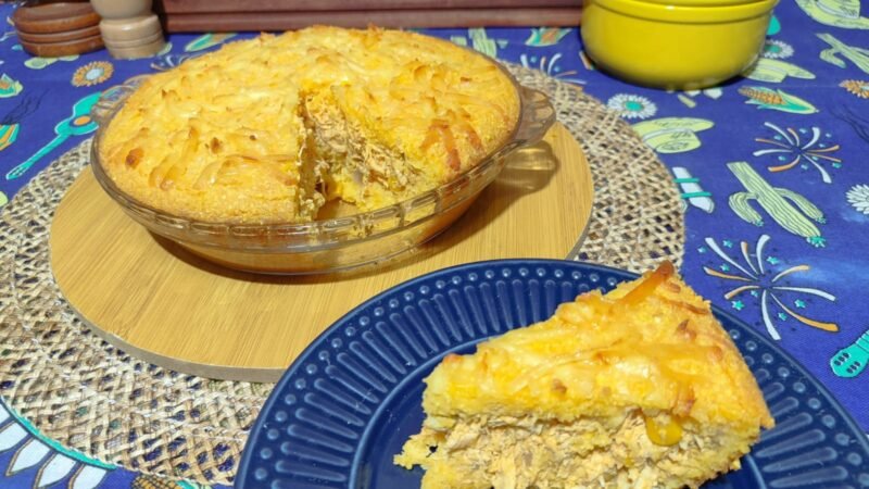 Aprenda a fazer empadão de flocão de milho com frango cremoso