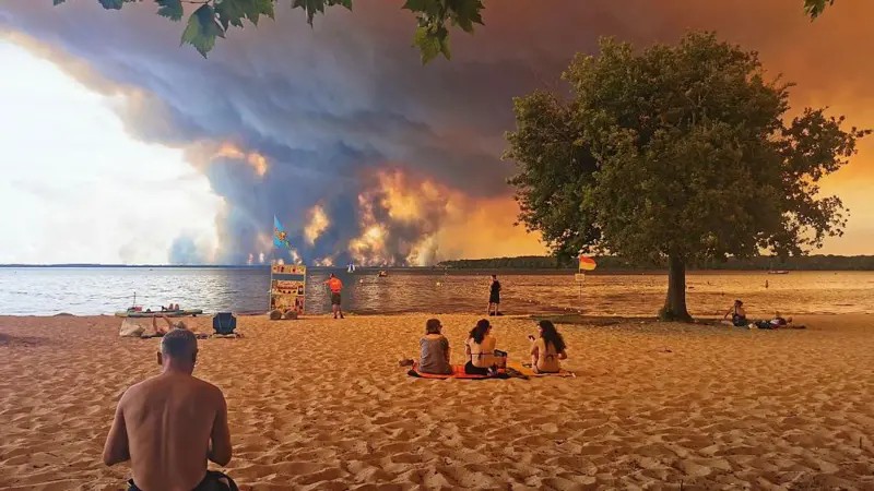 ‘Dragão das nuvens que cospe fogo’: a assustadora tempestade provocada por incêndio nos céus da França