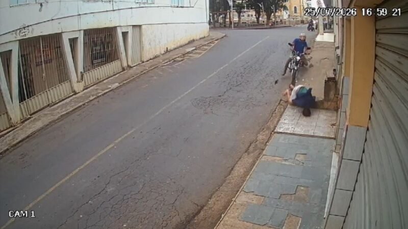 VÍDEO: Pedestre fica em estado grave após ser atropelado por motociclista sem habilitação em MG