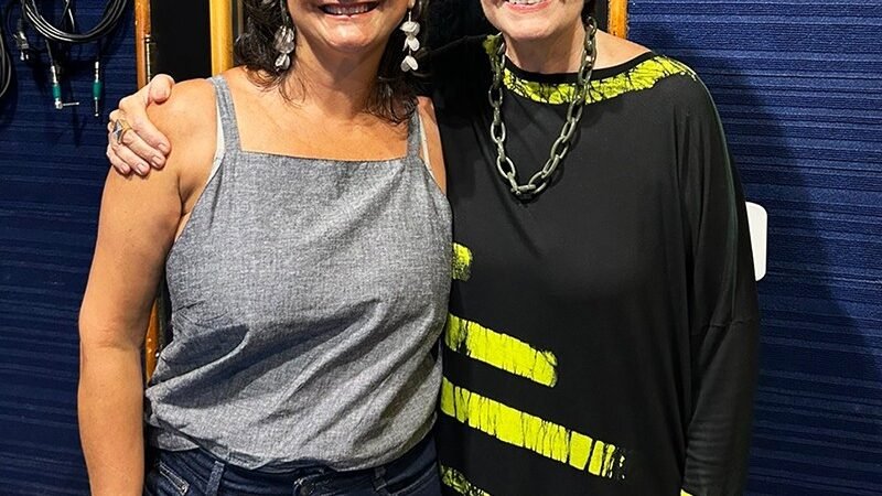Leila Pinheiro cai no samba do álbum solo de Tina Werneck, ‘Cheguei tinindo’