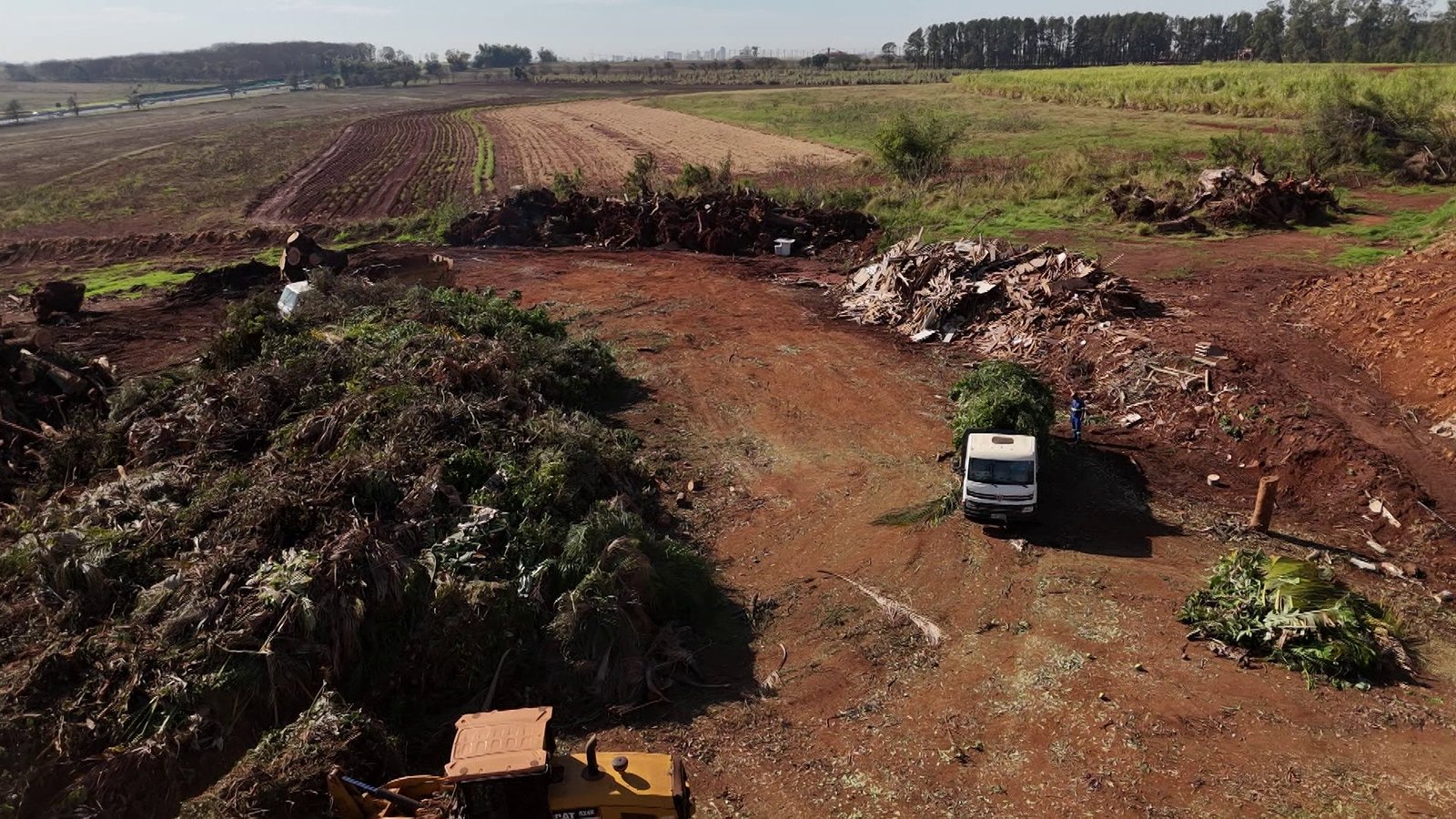 Aterro em Ribeirão Preto recebe 592 caminhões com galhos de árvores após temporal com ventos de até 160 km/h