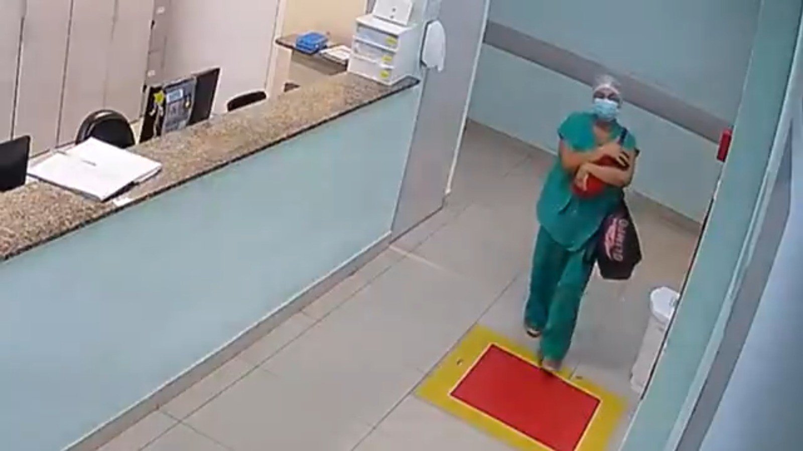 Polícia investiga se técnica de enfermagem presa por tentar levar recém-nascida em bolsa teve ajuda no PI