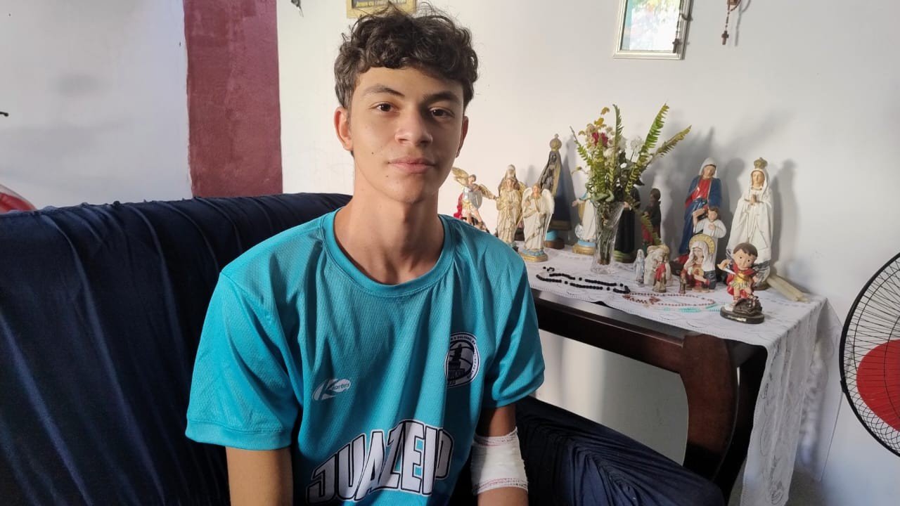 ‘Perdi o enterro dos meus amigos, agora posso prestar as homenagens’, diz último sobrevivente de acidente com time de basquete a receber alta