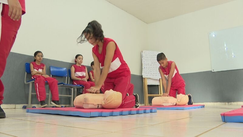 Bombeiro mirim: conheça projeto que ensina crianças a salvar vidas no DF e saiba como participar