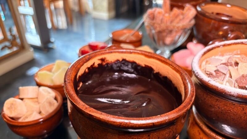 VÍDEO: Com queijos de grão-de-bico e castanha, restaurante cria fondue vegano em Gramado