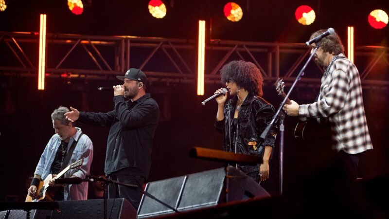 Viagem no tempo: Charlie Brown Jr. resgata os anos 2000 em madrugada histórica no João Rock 2026