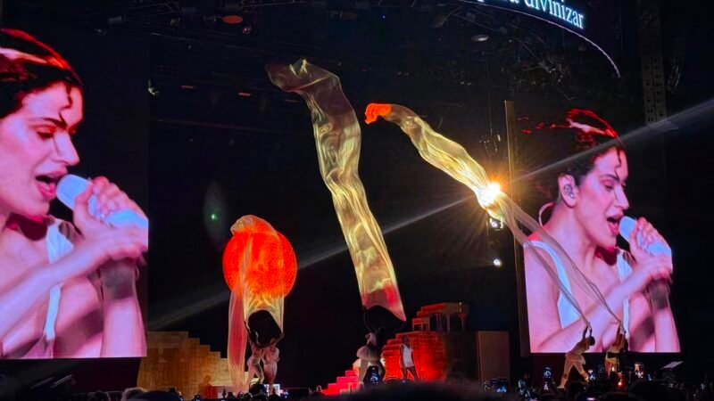 Com orquestra e artes clássicas, Rosalía transforma disco ambicioso em seu melhor show