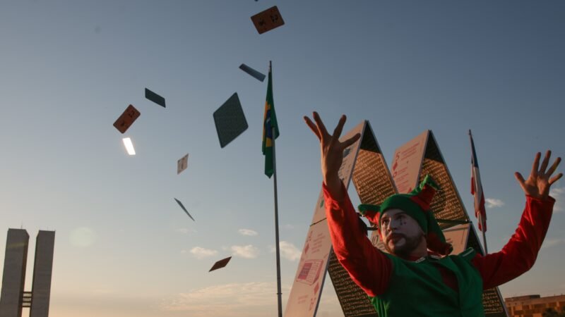 Greenpeace monta ‘castelo de cartas’ em frente ao Congresso para ressaltar importância da eleição para o Senado; entenda