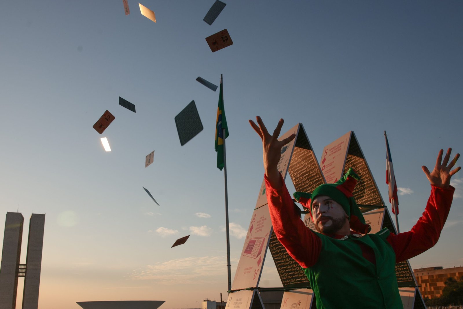 Greenpeace monta ‘castelo de cartas’ em frente ao Congresso para ressaltar importância da eleição para o Senado; entenda