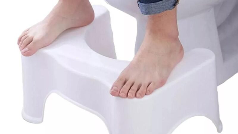 Banquinho para fazer cocô funciona? Veja benefícios e cuidados