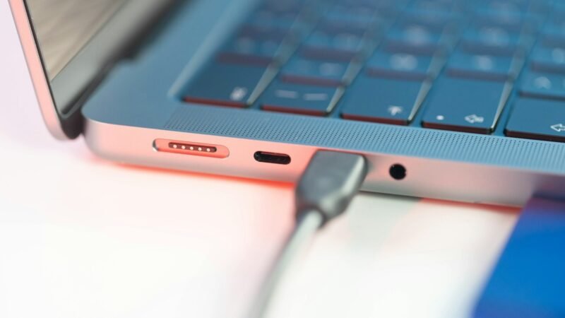 Deixar o notebook ligado na tomada o dia todo estraga a bateria?