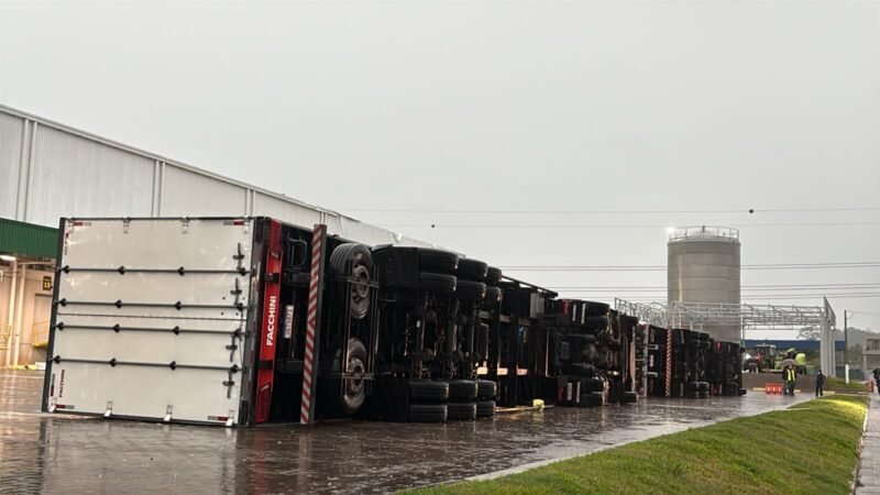 ‘Questão de segundos, momento de terror’, relata trabalhadora que estava dentro de caminhão tombado com vento no RS