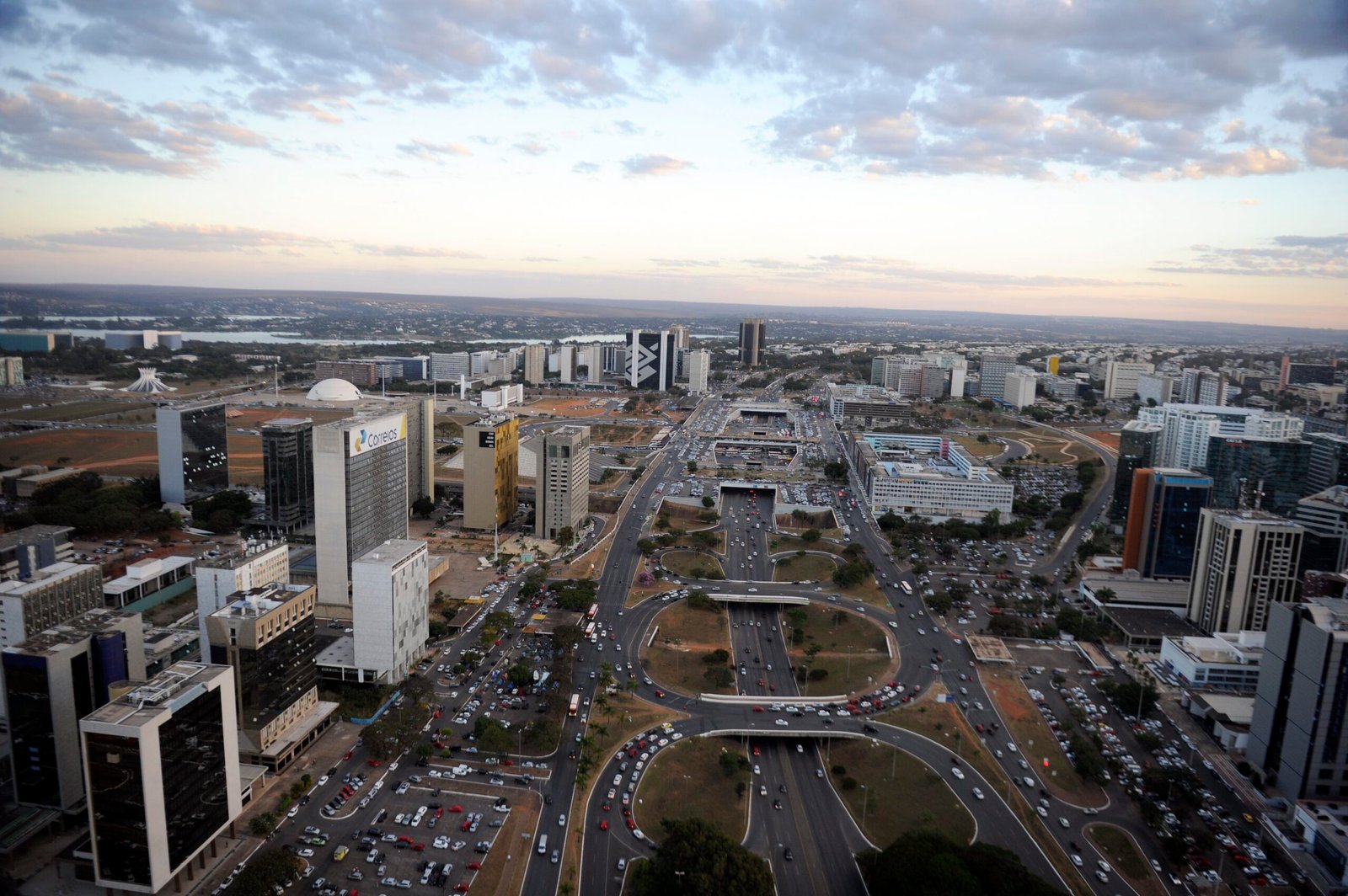 Dia do Servidor Público e Finados: veja o que abre e o que fecha no DF neste feriadão