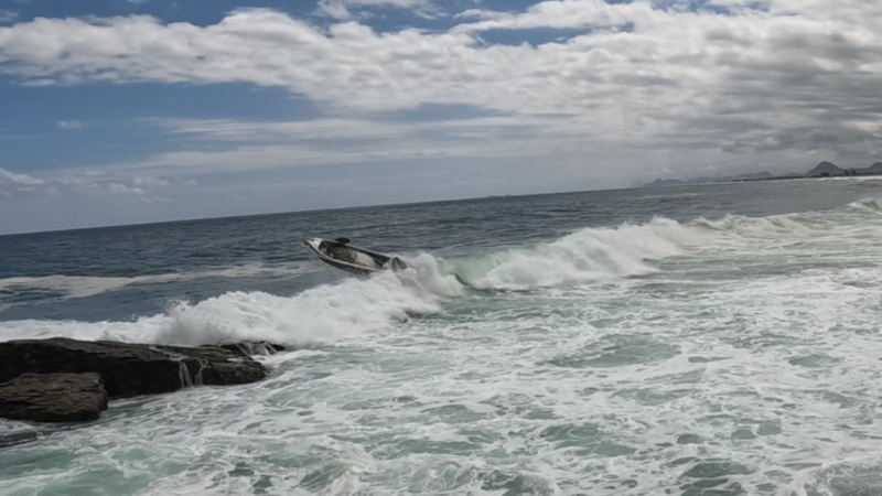 Pescador é atingido por hélice de barco após pular no mar; Vídeo registra força das ondas e acidente em Maricá