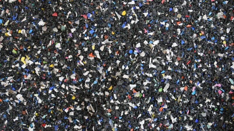 Microplásticos na água podem gerar substâncias capazes de causar danos biológicos, aponta estudo