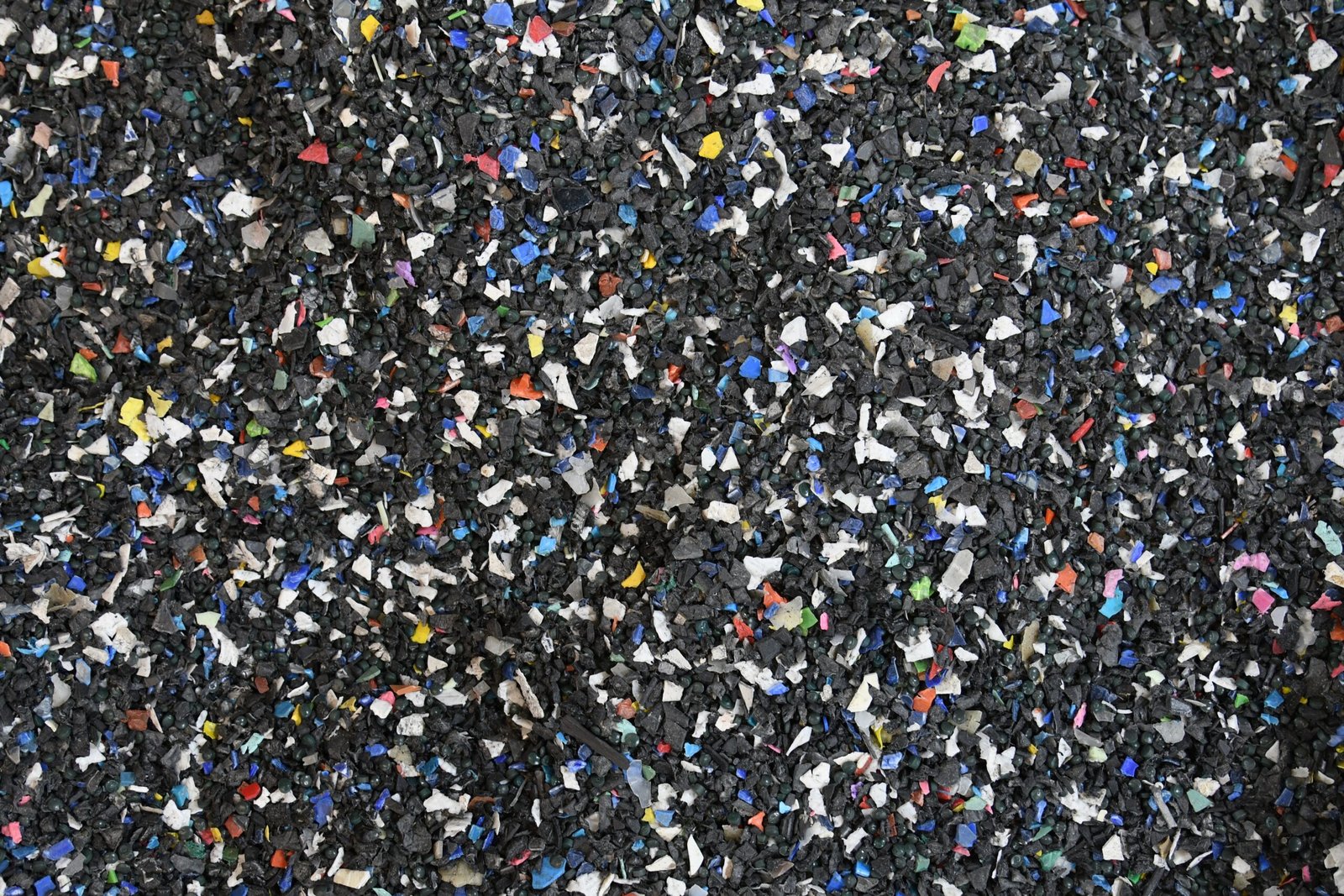 Microplásticos na água podem gerar substâncias capazes de causar danos biológicos, aponta estudo