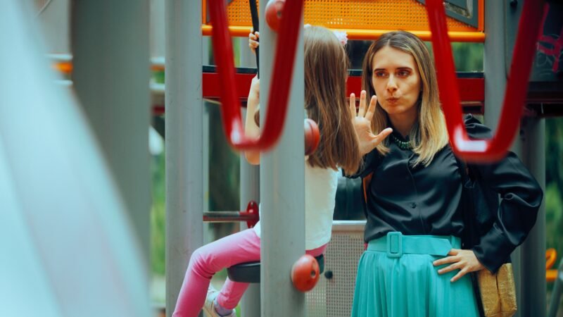 Gritos, ameaças e punições: como a educação autoritária afeta a saúde mental das crianças