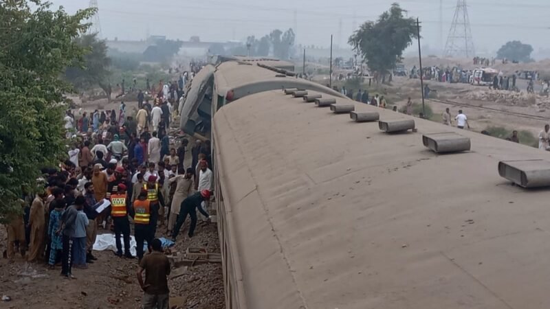 Trem descarrila no Paquistão e deixa ao menos 4 mortos