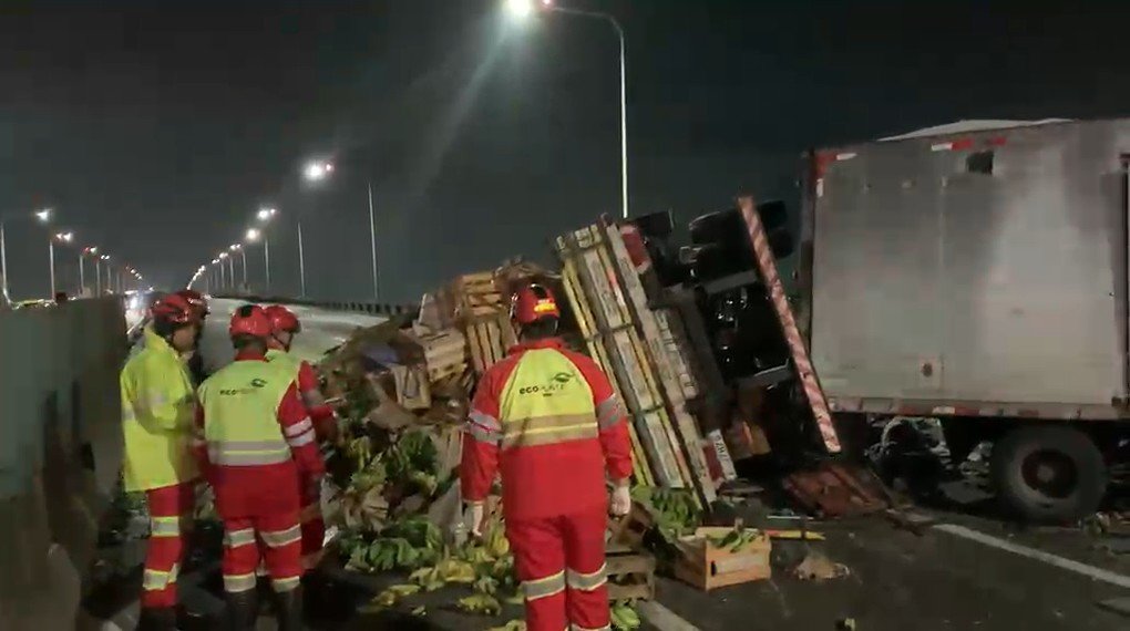 Carreta tomba após colisão e fecha Ponte Rio-Niterói no sentido Rio