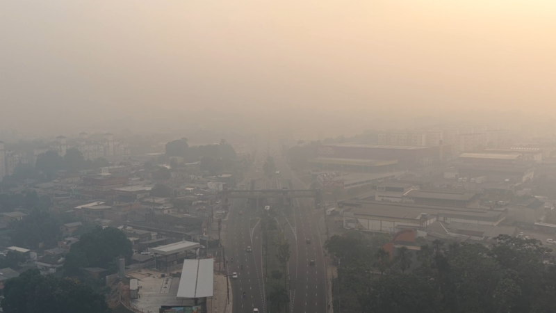 Concentração de poluentes persiste nas zonas Sul e Leste de Manaus após dia de fumaça intensa; há previsão de chuvas, diz meteorologista