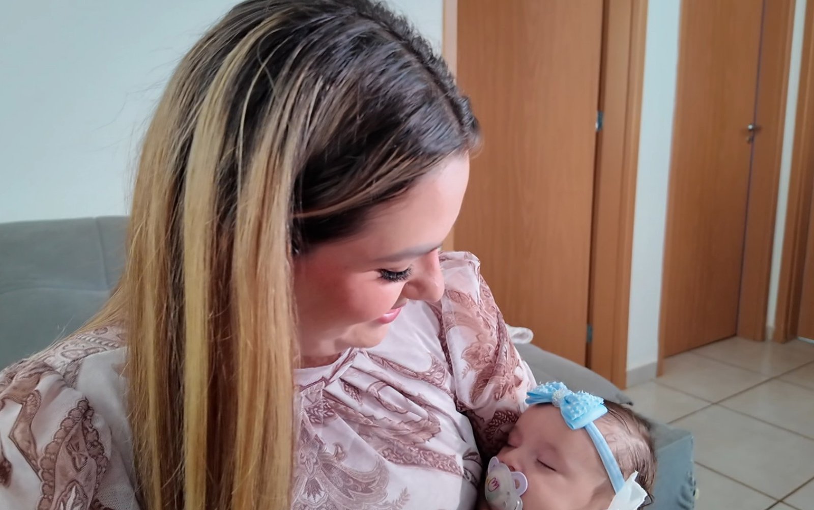 Maquiadora que confundiu gravidez com gases celebra nova rotina com a bebê: ‘Tudo vai ficando para trás e ela em primeiro’